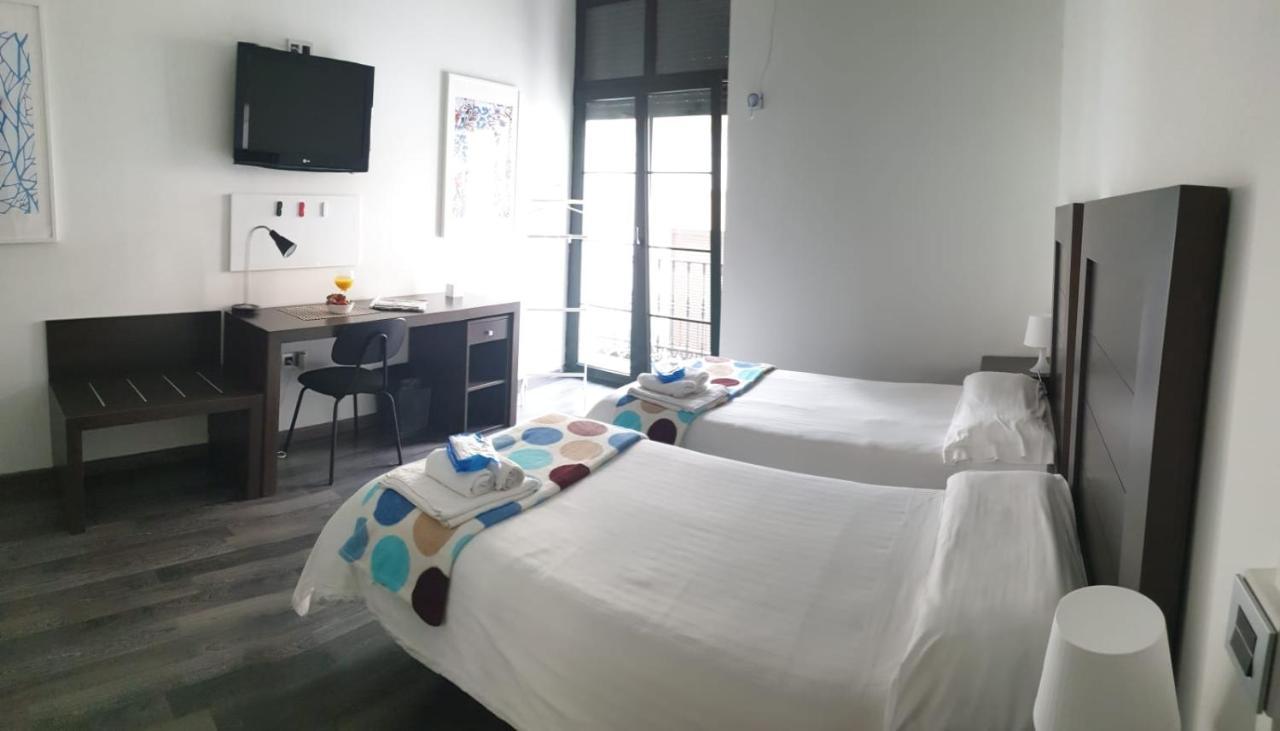 Residencia Viriato Hostel Севиля Екстериор снимка