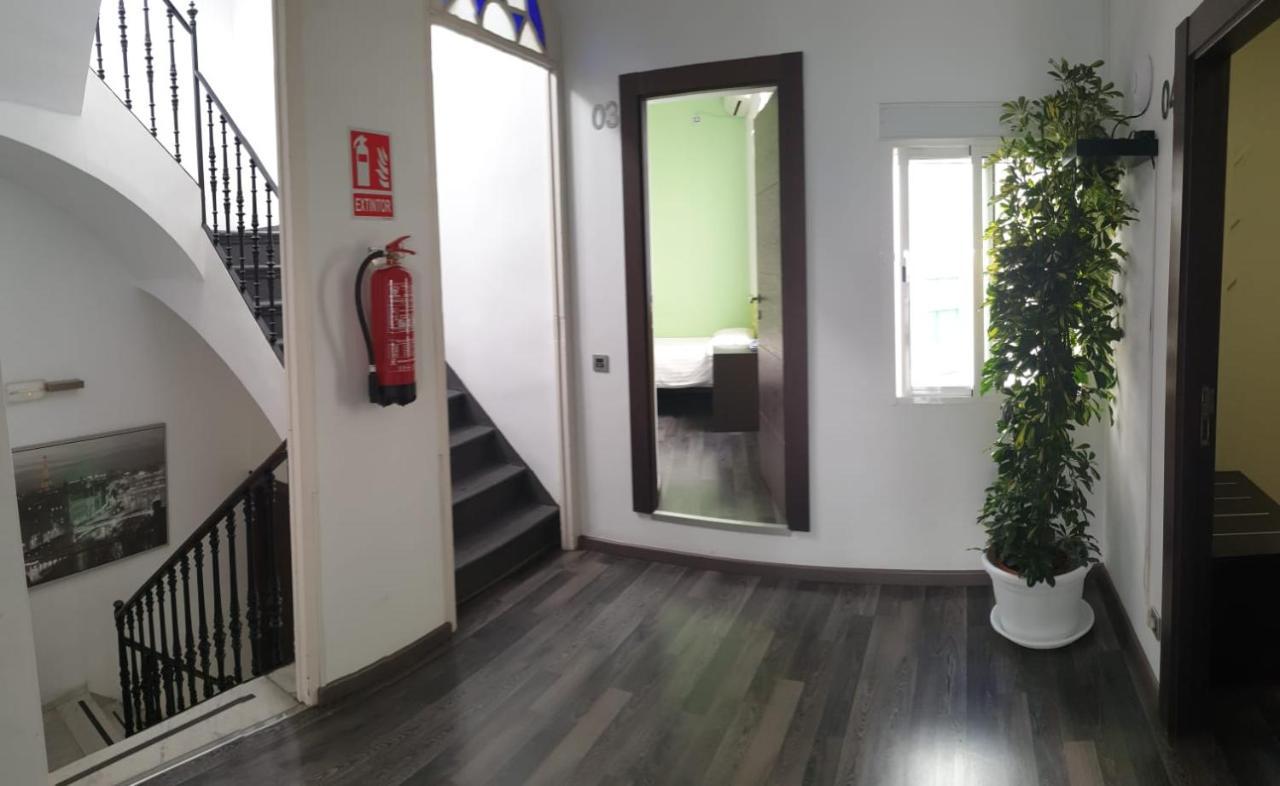 Residencia Viriato Hostel Севиля Екстериор снимка