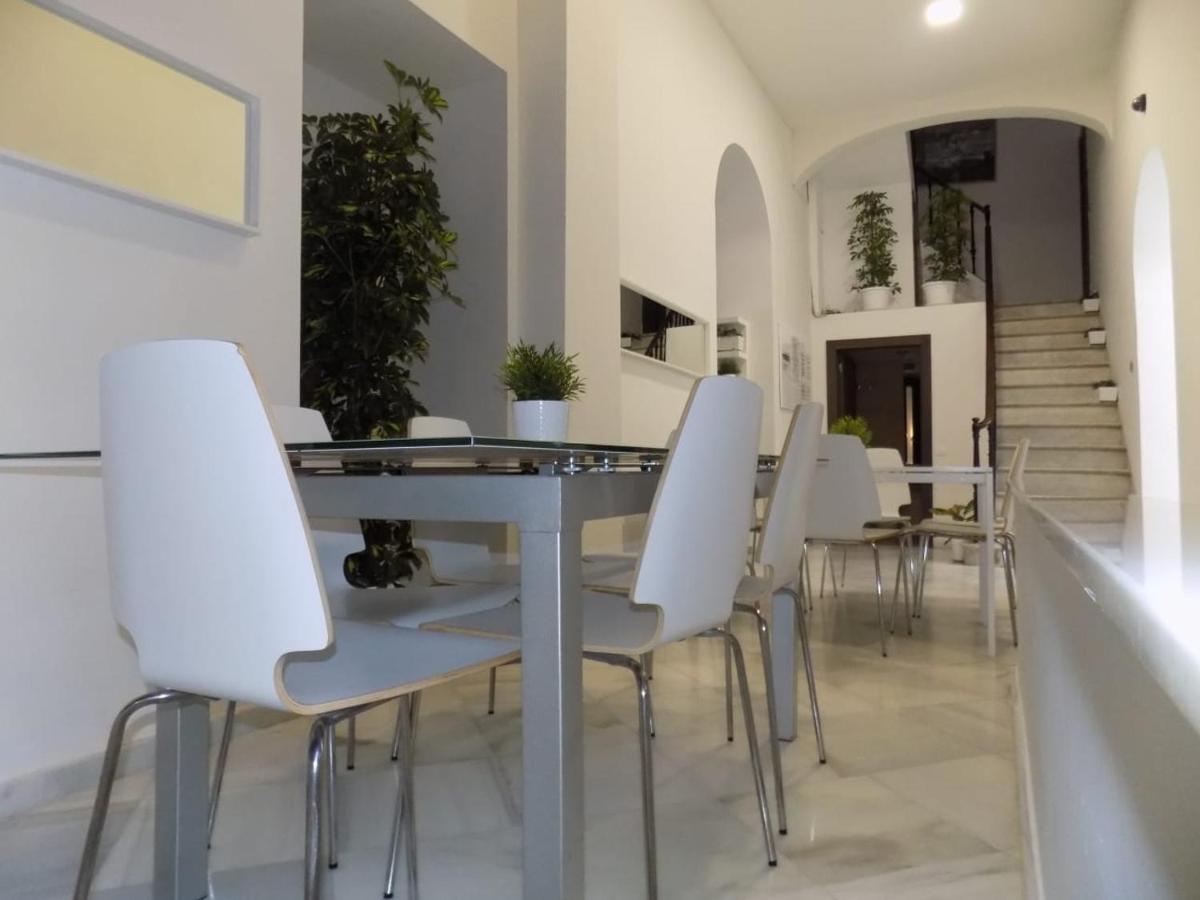 Residencia Viriato Hostel Севиля Екстериор снимка