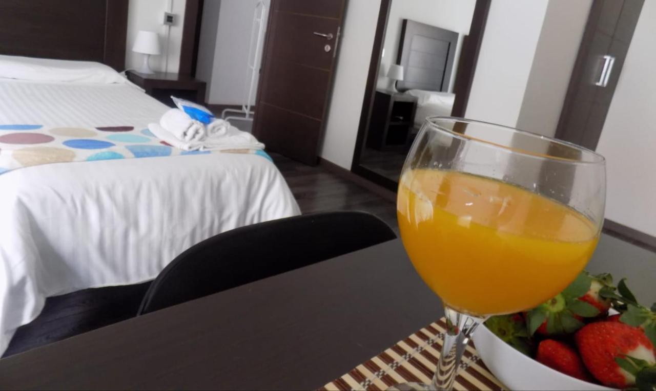 Residencia Viriato Hostel Севиля Екстериор снимка