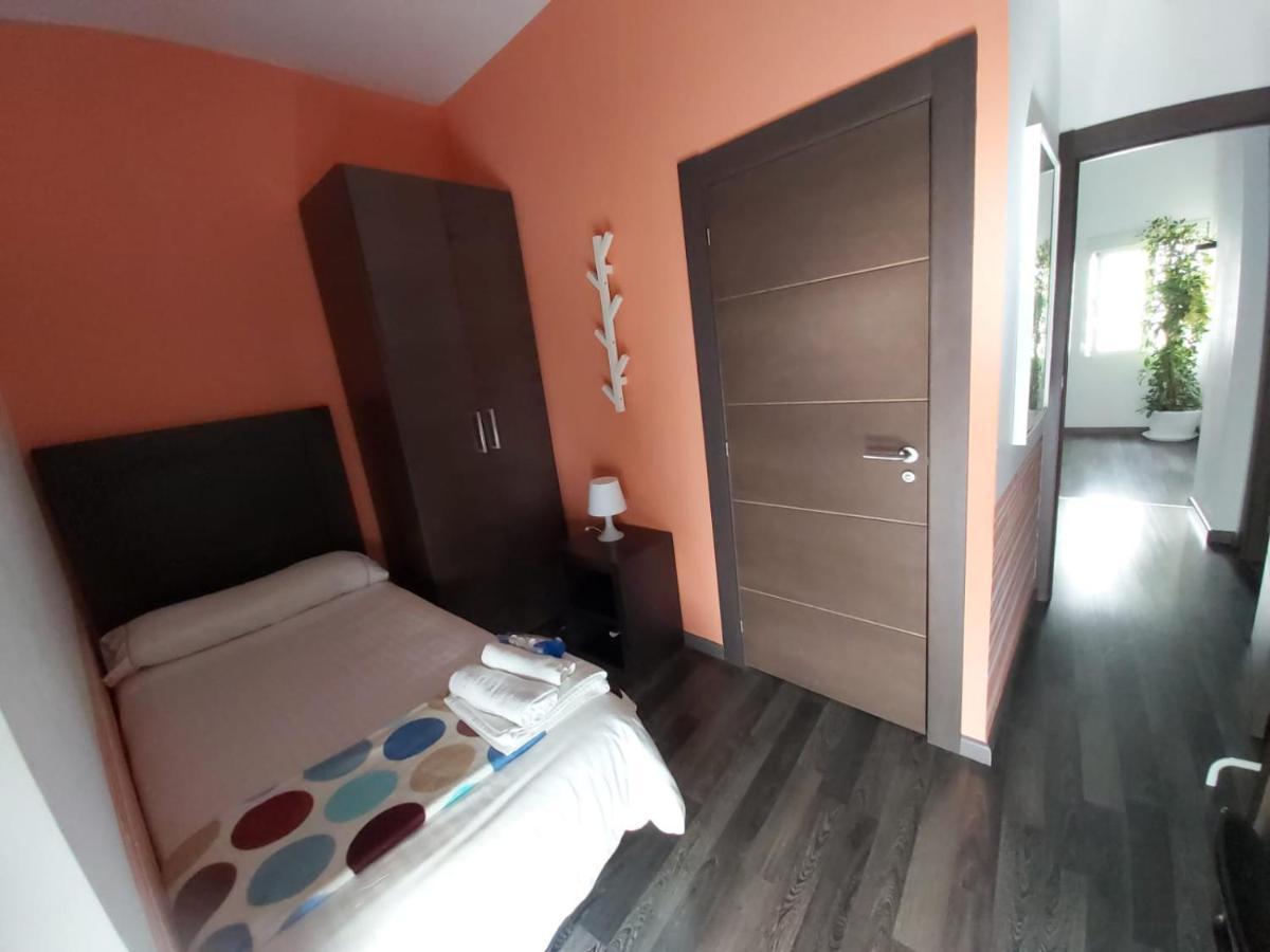 Residencia Viriato Hostel Севиля Екстериор снимка